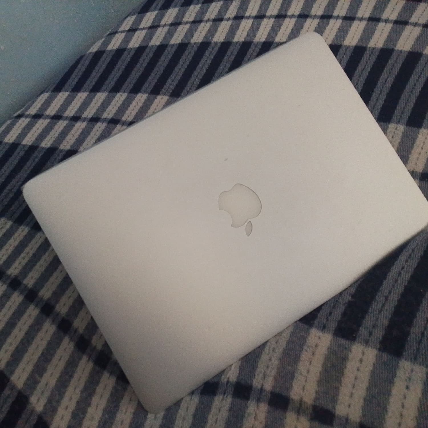 MACBOOK AIR